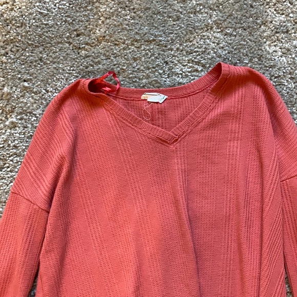 ADORABLE TOP!!! size medium - Picture 2 of 3